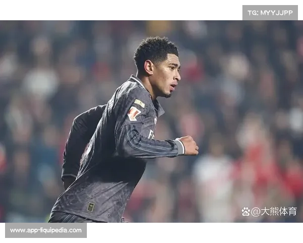 贝林厄姆中场组织核心作用凸显，皇马攻防枢纽。