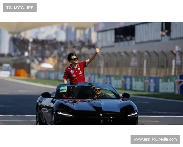 汉密尔顿父亲围场鼓励哈贾尔，暖心互动获车迷点赞